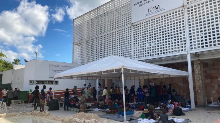 Acampan inmigrantes de Haití fuera de estación migratoria de Chetumal