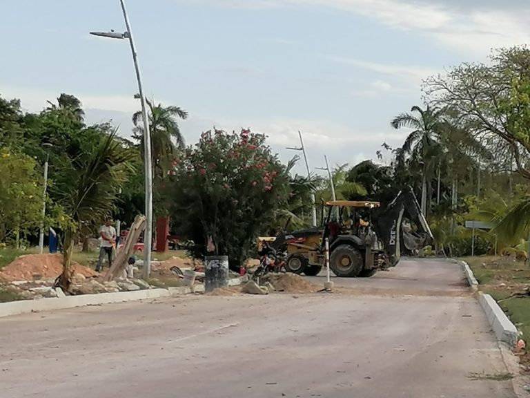 Amenazan volqueteros con suspender servicio para obra del bulevar Bahía