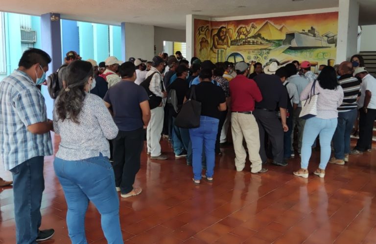 Doblegan comunidades al gobierno de Carlos Joaquín y logran recursos