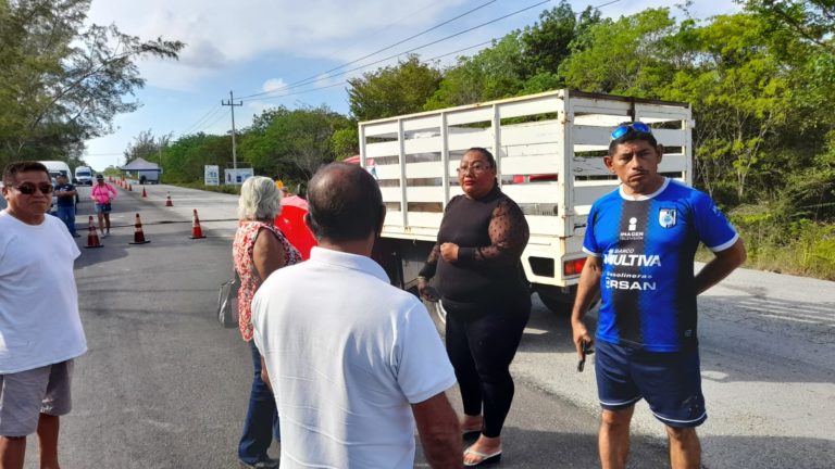 Bloquean acceso a Mahahual en protesta por falta de apoyo ante el sargazo
