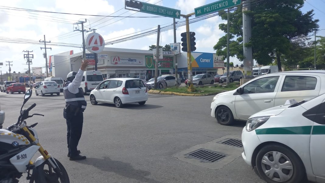 Policías controlan tráfico ante falta de semáforos