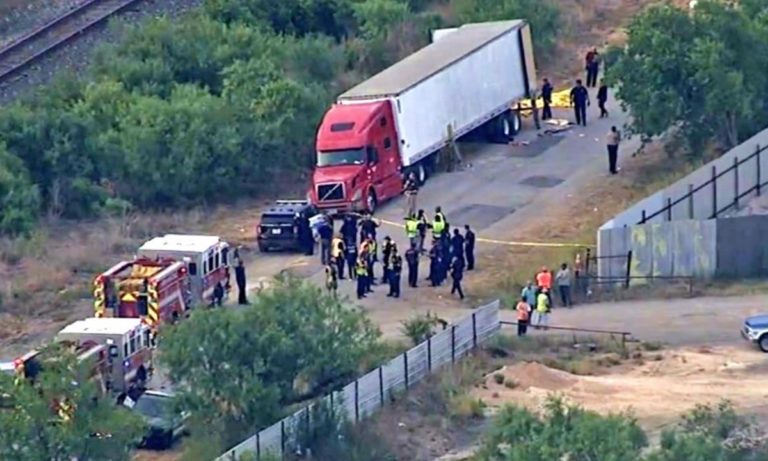 Mueren 46 migrantes abandonados en un tráiler; hay 16 sobrevivientes