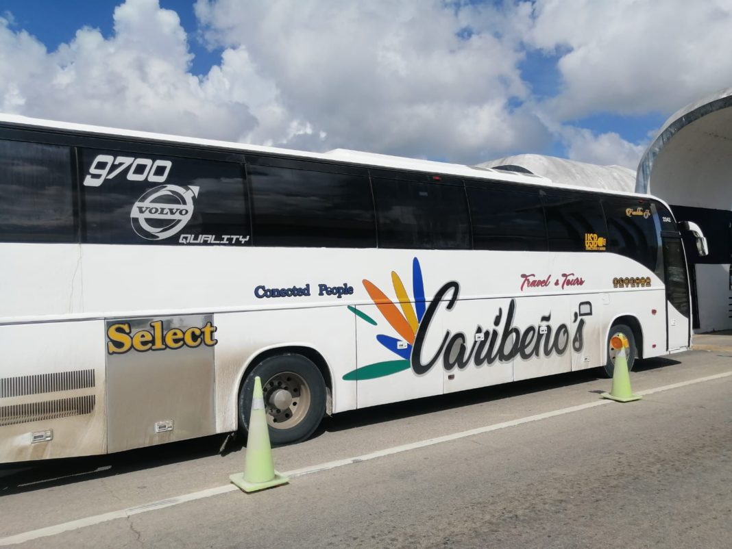 autobús con migrantes