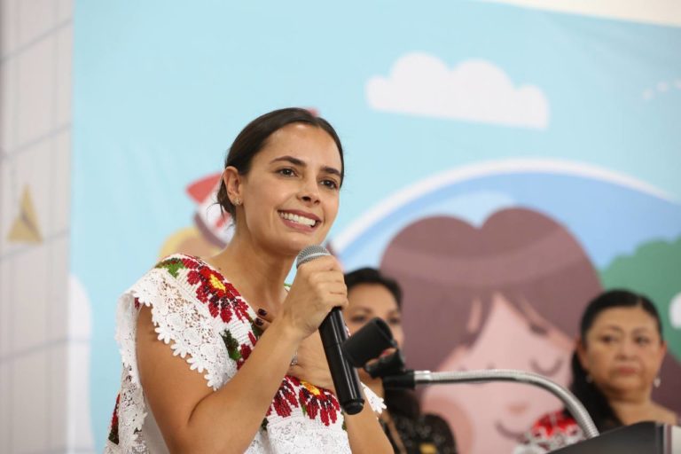 Reconoce Ana Paty Peralta a educadores en la formación de los niños