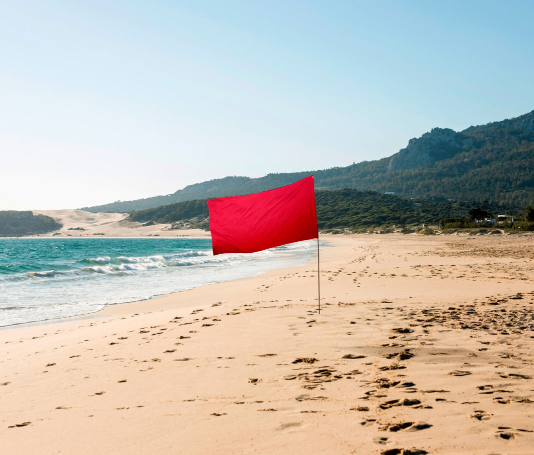 banderas en la playa