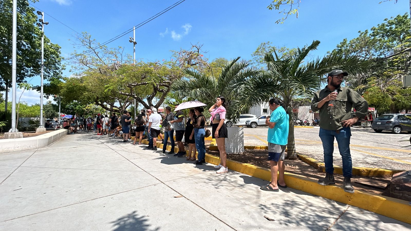 Larga fila para votar en plaza de la reforma