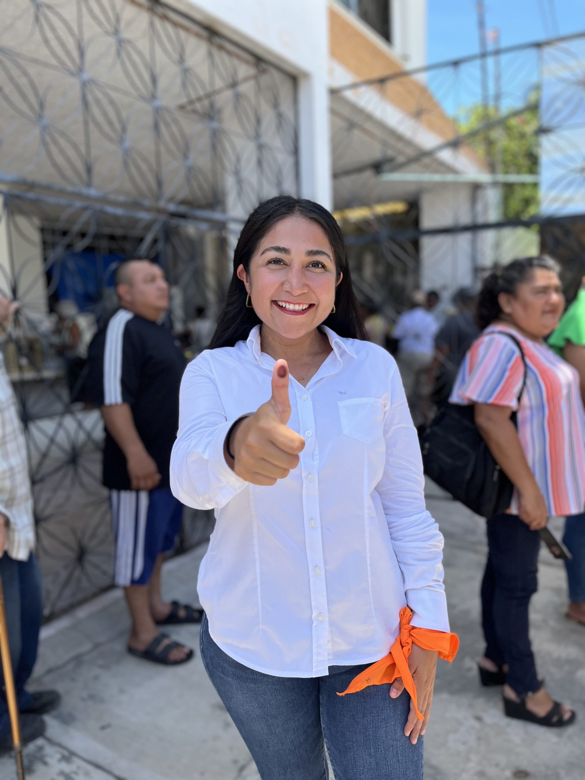 Lidia Rojas Fabro, candidata de Movimiento Ciudadano a la presidencia municipal de Othón P. Blanco, votó en la casilla 315 de la colonia Sahop, en Chetumal. Al terminar, envió un mensaje motivador a la ciudadanía, alentándola a ejercer su derecho al voto con plena libertad y responsabilidad.