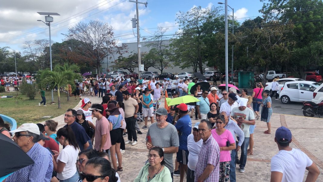 Personas queriendo votar en casilla especial