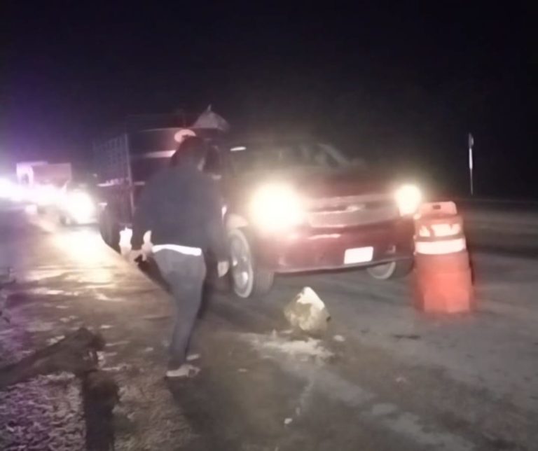 Bloquean carretera Bacalar-Limones por fallas en el servicio de energía
